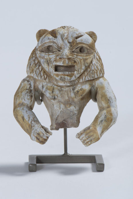 Godenbeeldje van leeuwenman. Gemaakt van zandsteen en gevonden te Byblos.